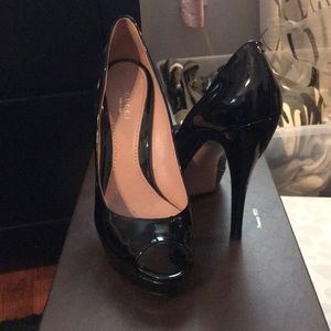 BLack Gucci patent leather Pump.